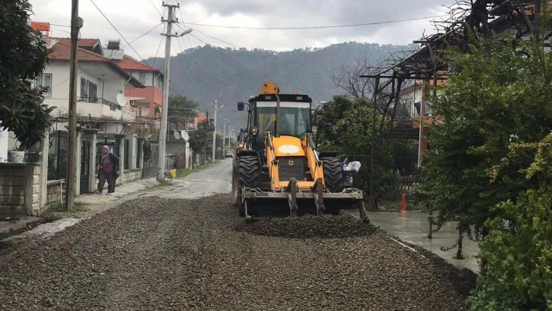 Ortaca'da yol bakım çalışmaları devam ediyor