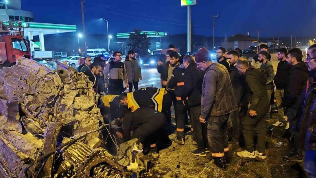 Ortadan ikiye bölünen araç yanarak hurdaya döndü: 1 ağır yaralı