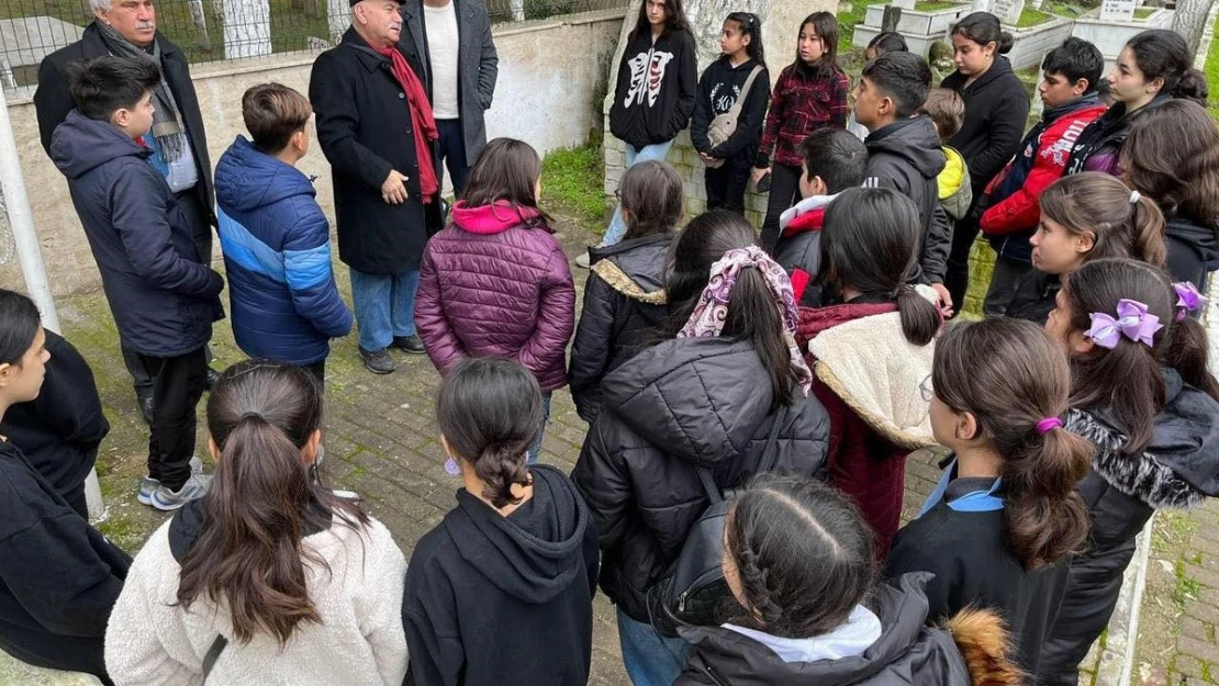 Ortaokul öğrencileri şehitlik ziyaretleri gerçekleştiriyor