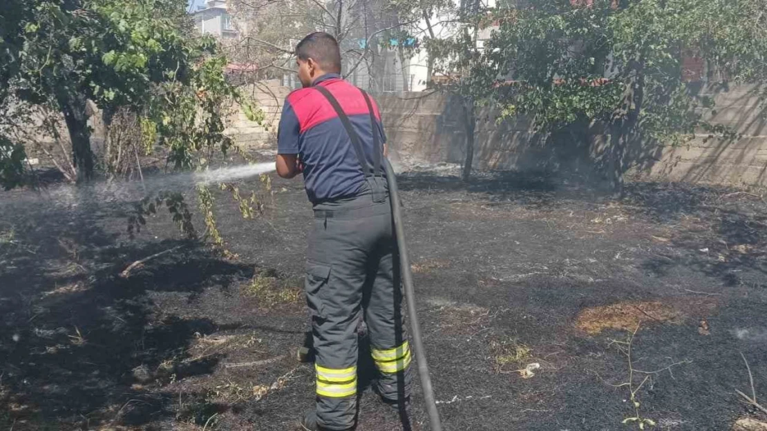 Örtü yangın büyümeden söndürüldü