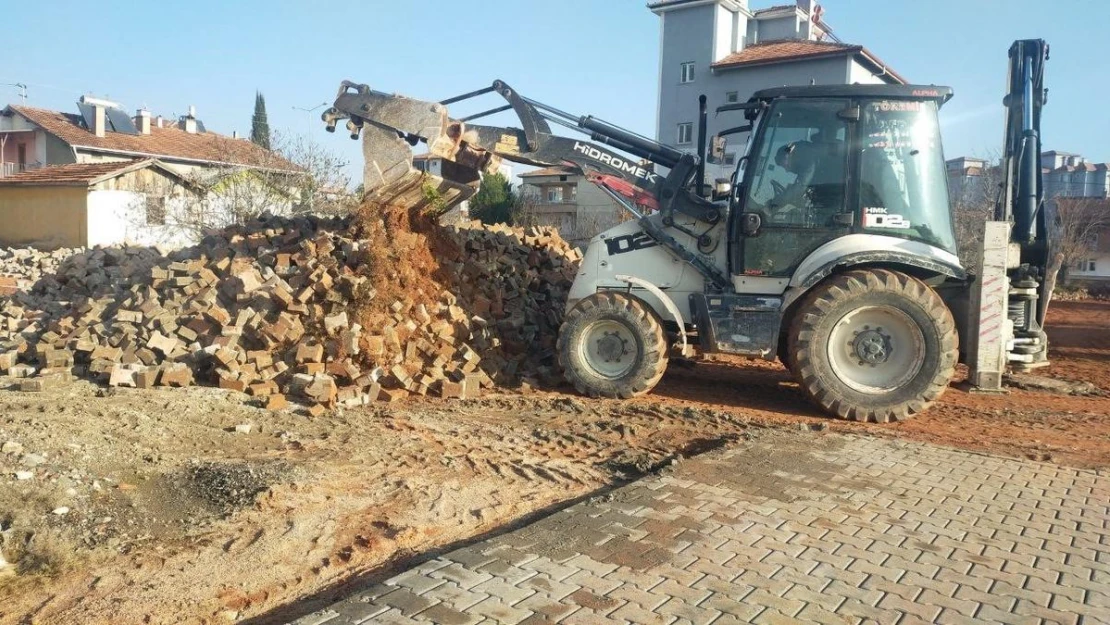 Osmancık'ta bir garip olay: Sokaklara döşenen kaldırım taşları kepçe ile söküldü