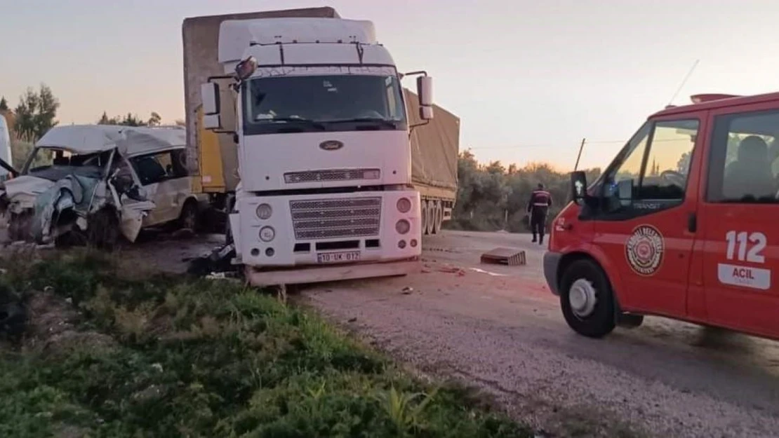 Osmaniye'de tır ile minibüs çarpıştı: 2 ölü, 2 ağır yaralı