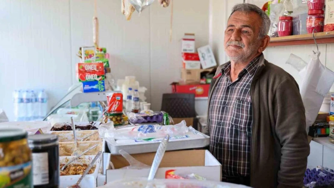 Osmaniye'deki konteynır kentteki esnaflar devletin verdiği imkanlarla hem barınma hem de ticaretlerini sürdürüyor