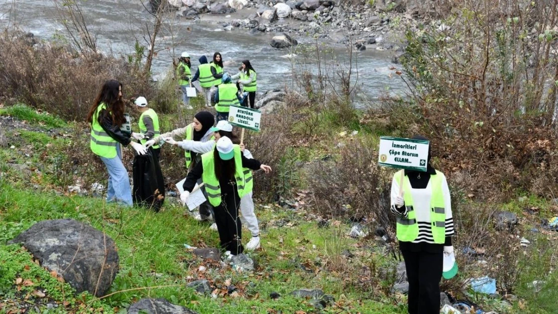 Osmaniye şivesi ile yazılı dövizlerle çevre temizliğine dikkat çektiler