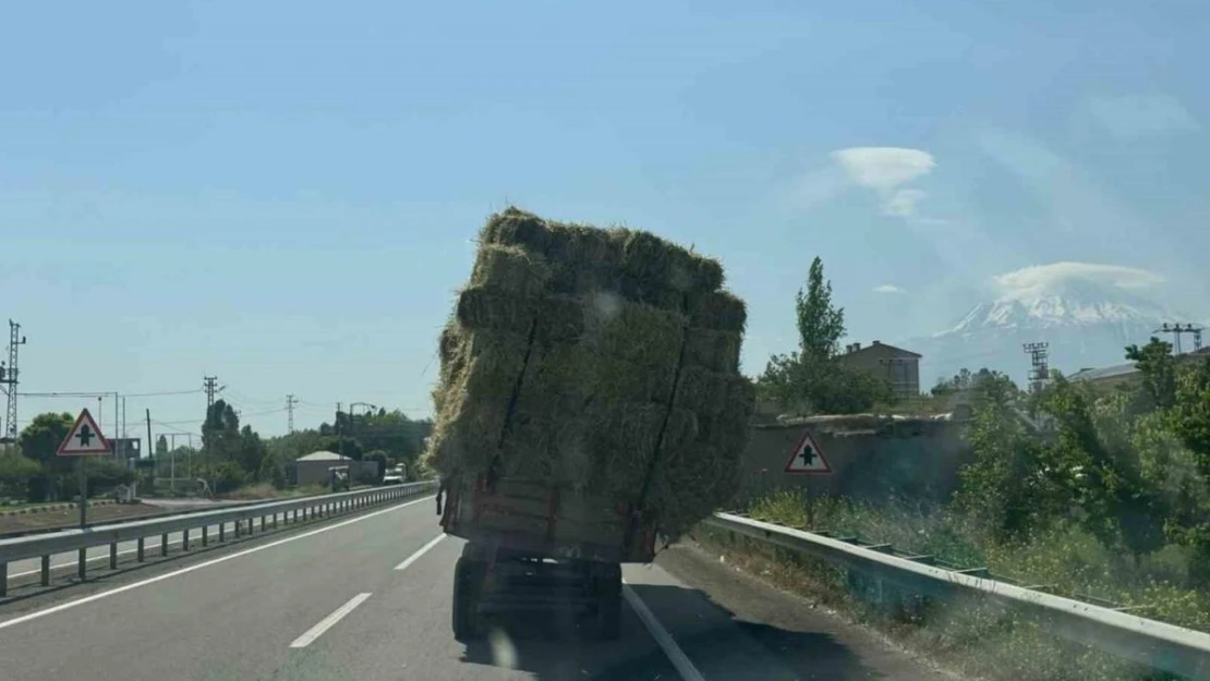 Ot yüklü traktörün tehlikeli seyri kamerada