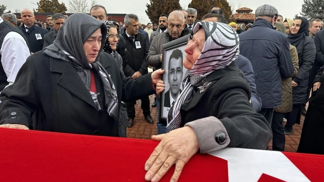 Otobüs kazasında yaralananlara müdahale ederken hayatını kaybeden profesöre veda