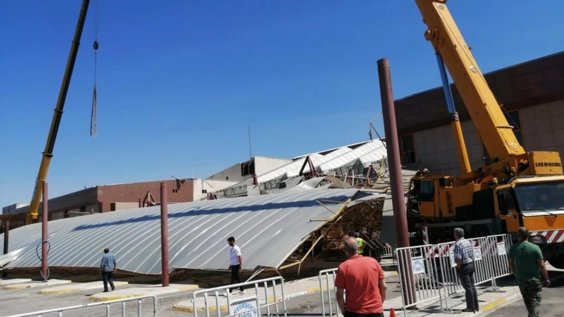 Otogarda çalışma yapan vincin halatı koptu, yürekler ağza geldi