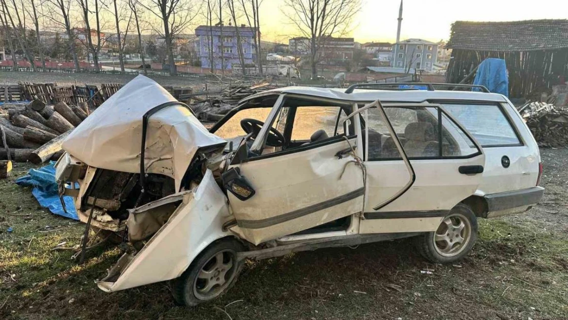 Otomobil elektrik direğine çarptı: Sürücü öldü, 4 günlük bebek ve annesi yaşam mücadelesi veriyor