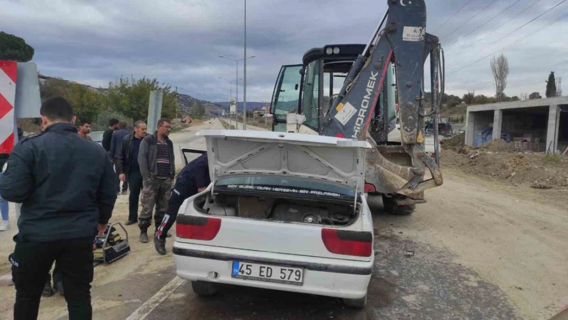 Otomobil geri manevra yapan iş makinesine çarptı: 2 yaralı