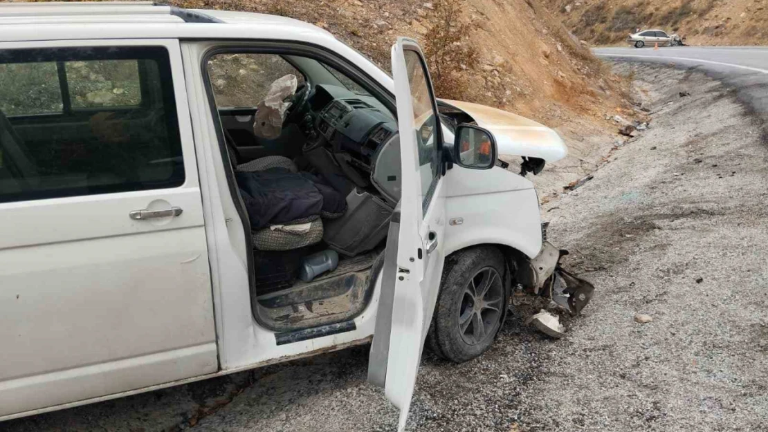 Otomobil ile minibüs kafa kafaya çarpıştı, 1'i ağır 10 kişi yaralandı