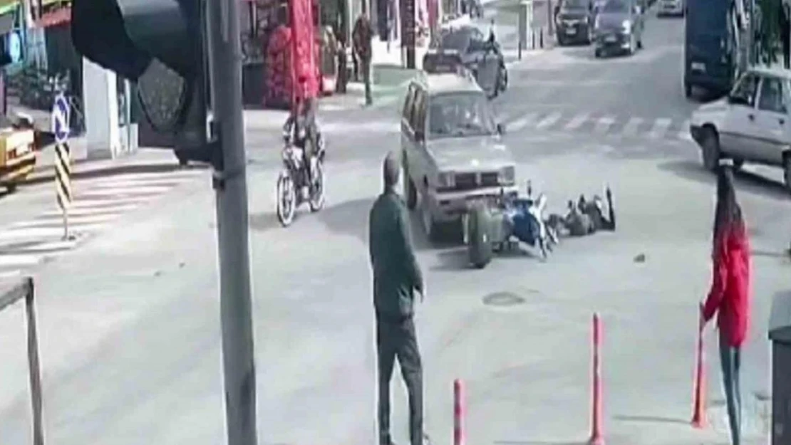 Otomobil ile motosikletin çarpışma anı kamerada