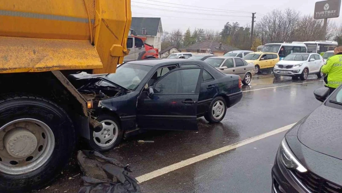 Otomobil kamyona ok gibi saplandı