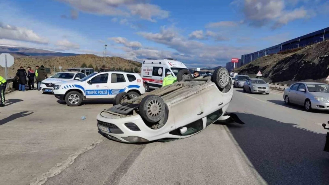 Otomobil metrelerce takla attı, 4 kişi yara almadan kurtuldu