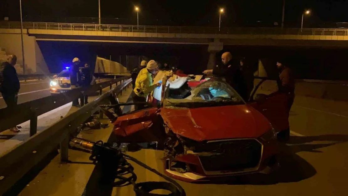 Otomobil önce tıra, ardından bariyere çarparak sürüklendi: 1 ölü, 3 yaralı