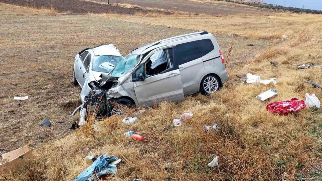 Otomobil önce tıra ardından hafif ticari araca çarptı, 3 kişi yaralandı