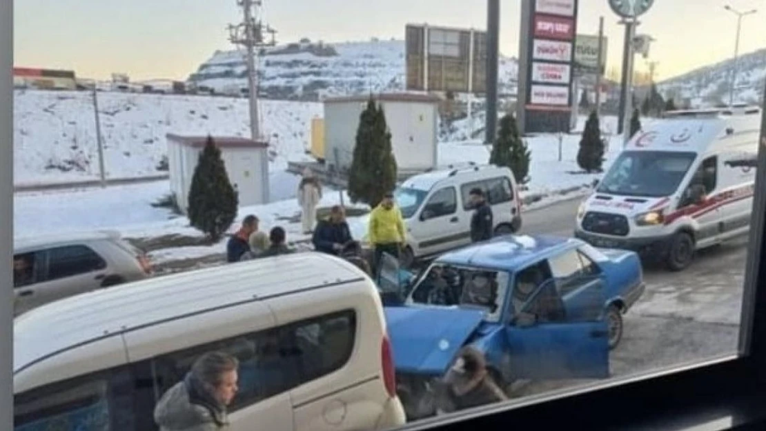 Otomobil park halindeki araçlara çarptı, 2 yaralı