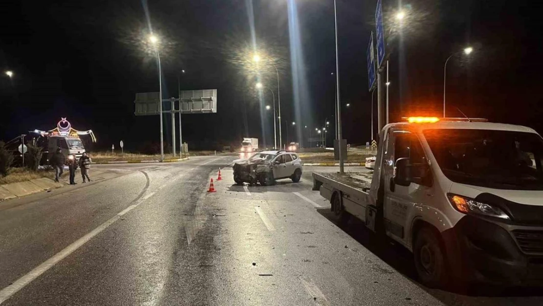 Otomobil sürücüsü sollamak istediği tıra yandan çarpıp ağır yaralandı