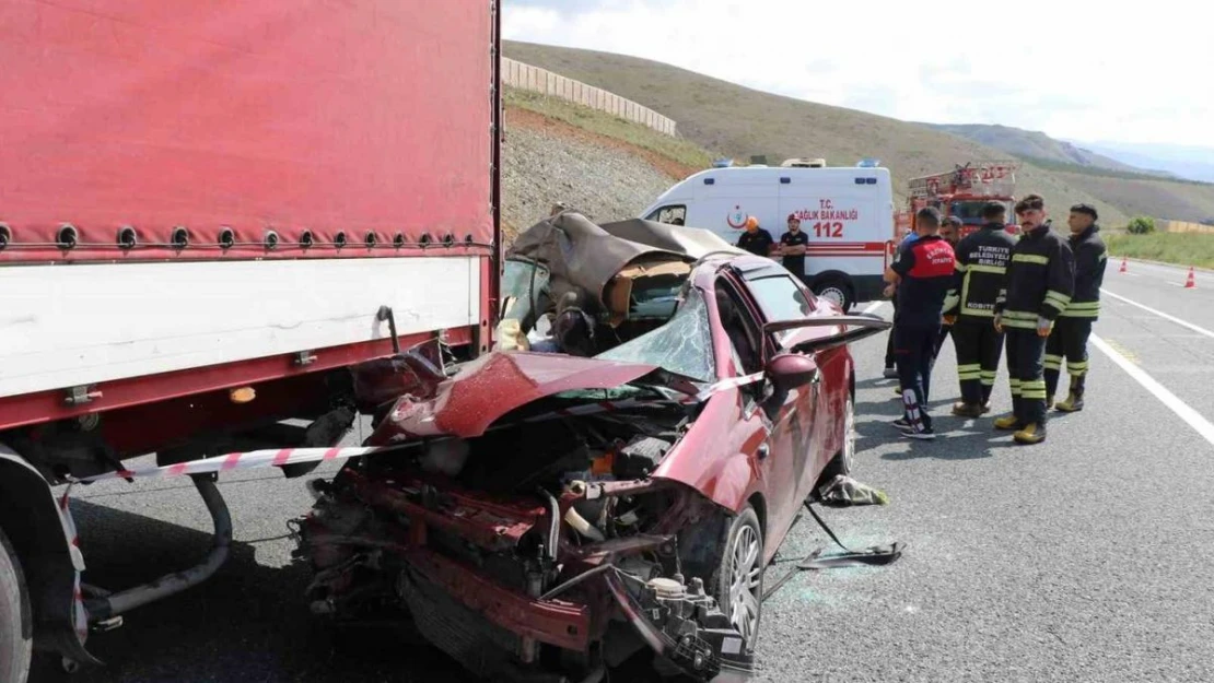 Erzincan güne bu kazayla uyandı... Otomobil TIR'ın altına girdi