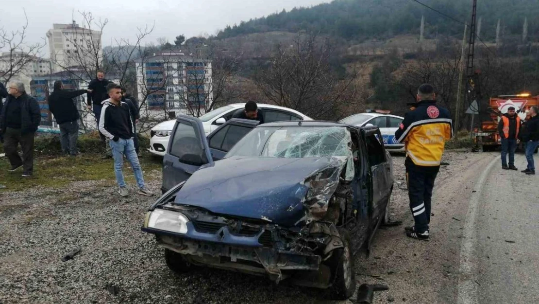 Otomobil tırla çarpıştı: 1'i ağır 5 yaralı