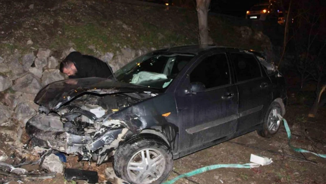 Otomobil yoldan bahçeye düştü, hamile sürücü ölümden döndü