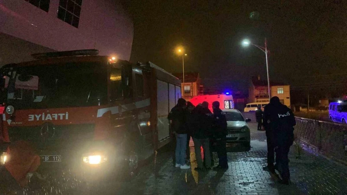 Otomobilde çıkan yangına vatandaşlar müdahale etti