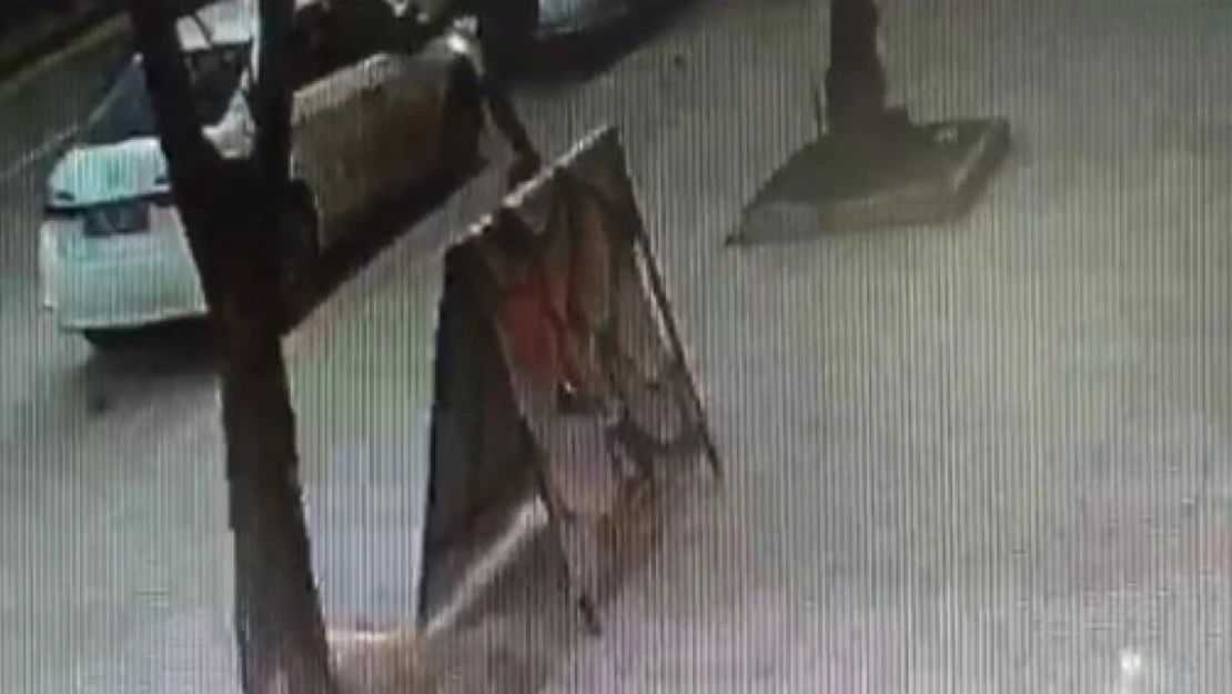 Otomobilin aynasına tekme atarak kıran şahıs güvenlik kamerasına yakalandı