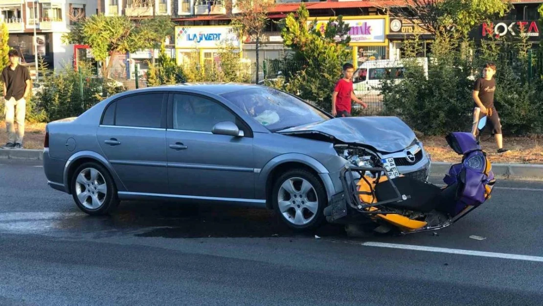 Otomobilin çarptığı motorlu kurye ağır yaralandı