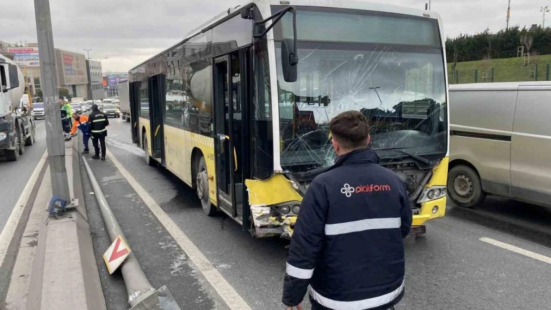 Otomobilin otobüse çarptığı anlar kamerada: 2 yaralı