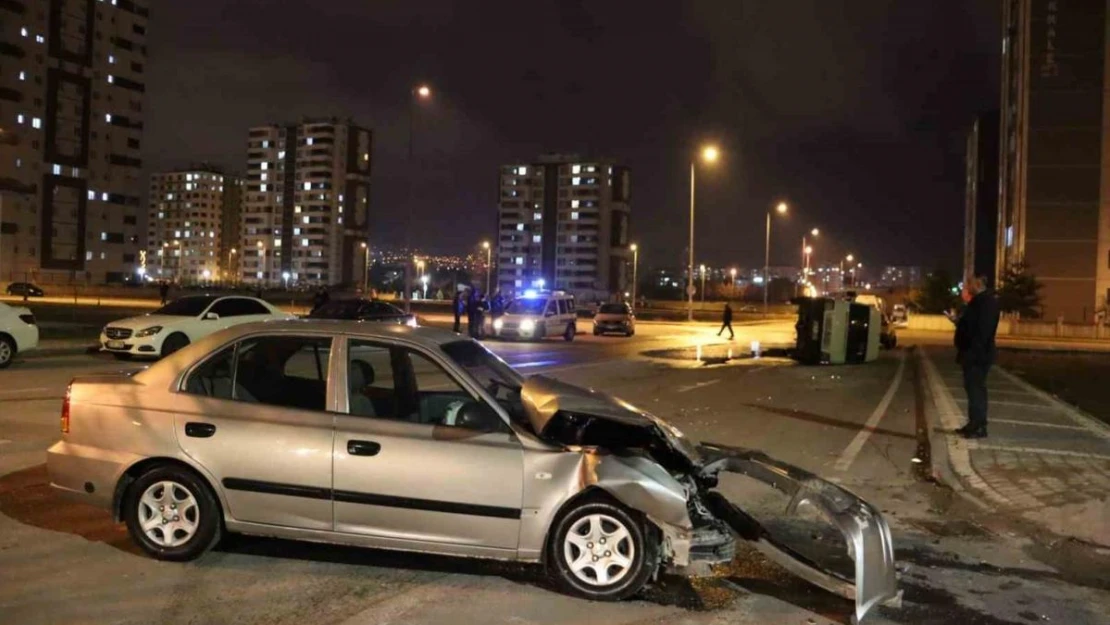 Otomobille çarpışan işçi servisi devrildi: 3 yaralı