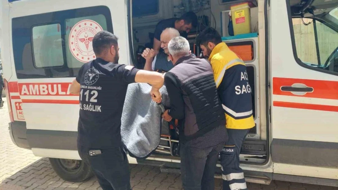 Oy kullanmak için ambulansla sandık başına geldi