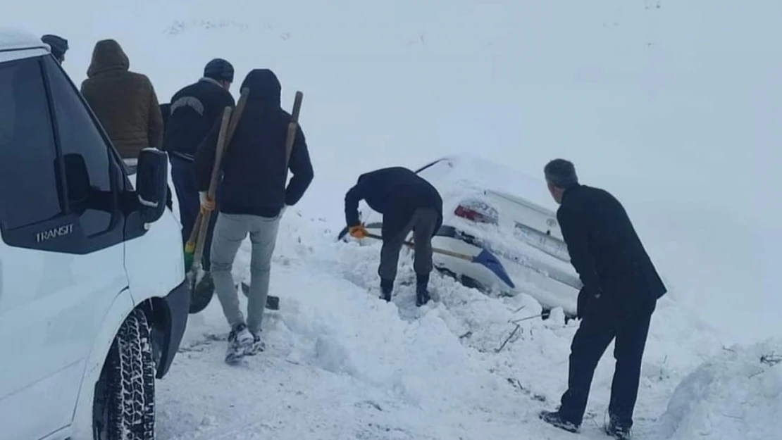 Özalp'ta kar nedeniyle yolda kalan araçlar kurtarıldı