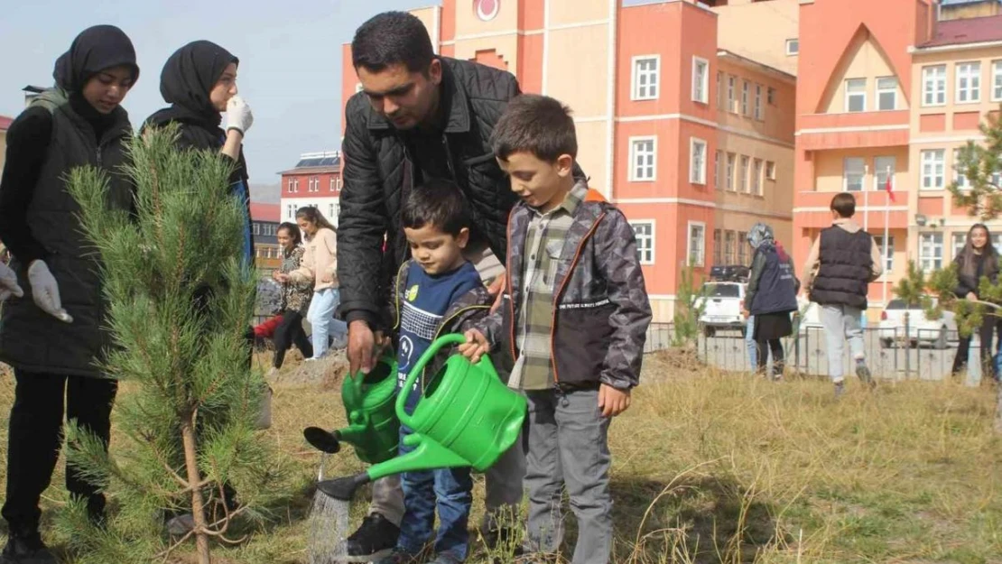 Özalp'te 500 fidan toprakla buluşturuldu