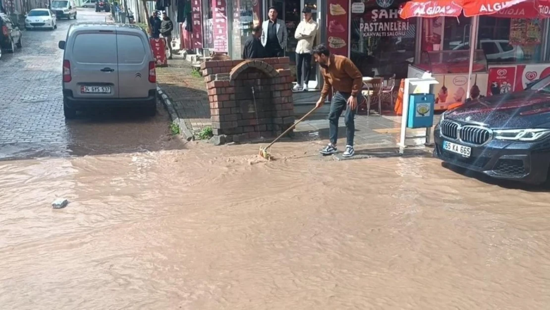 Özalp'te sağanak ve dolu yağışı