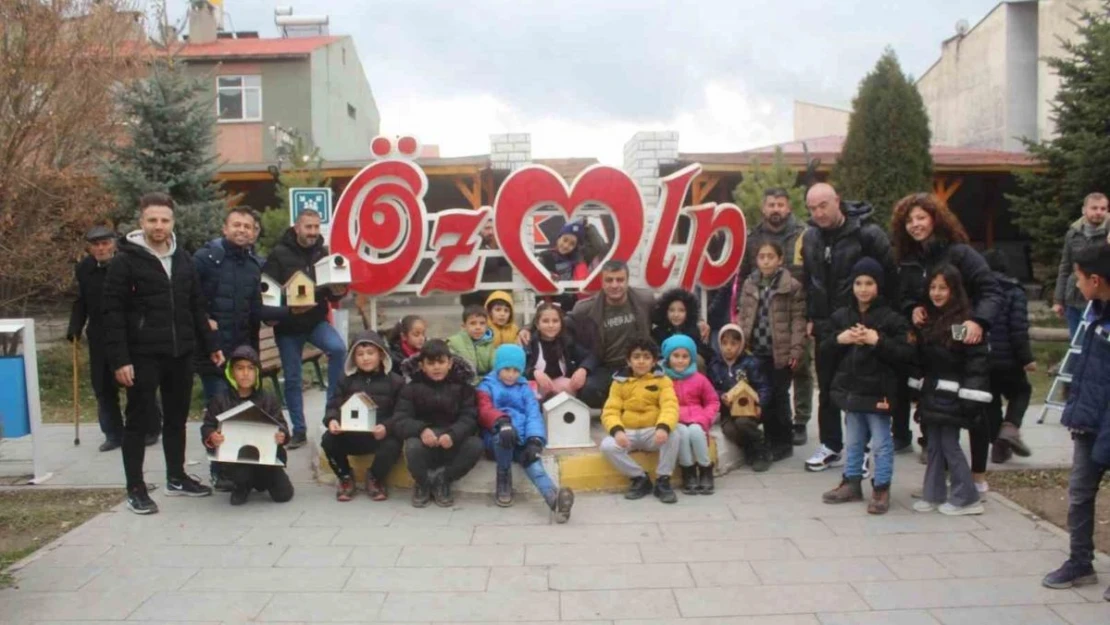 Özalpli öğrenciler 150 kuş evi yaparak çeşitli noktalara bıraktı