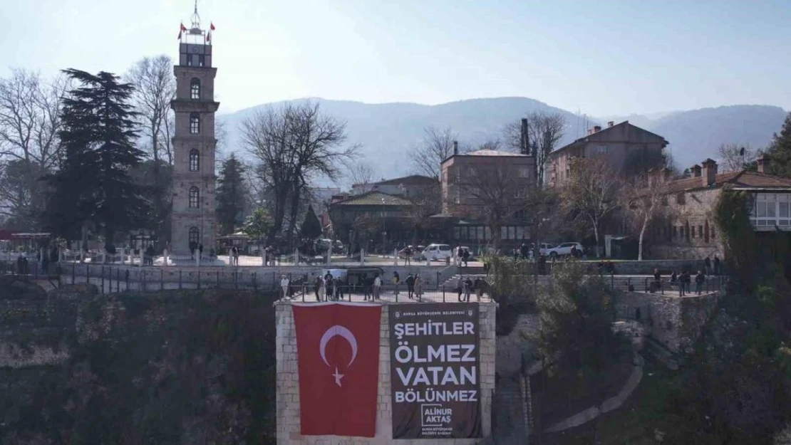 (Özel) Bursa'da başını kaldıran o yazıyı okudu: 'Şehitler ölmez vatan bölünmez'