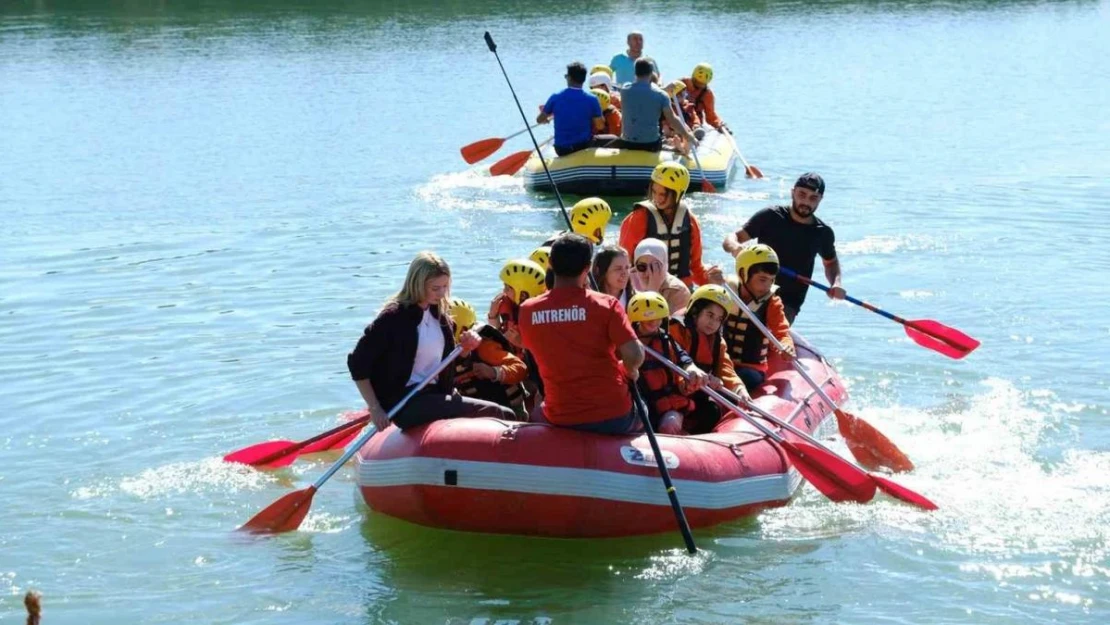 Özel çocukların rafting keyfi