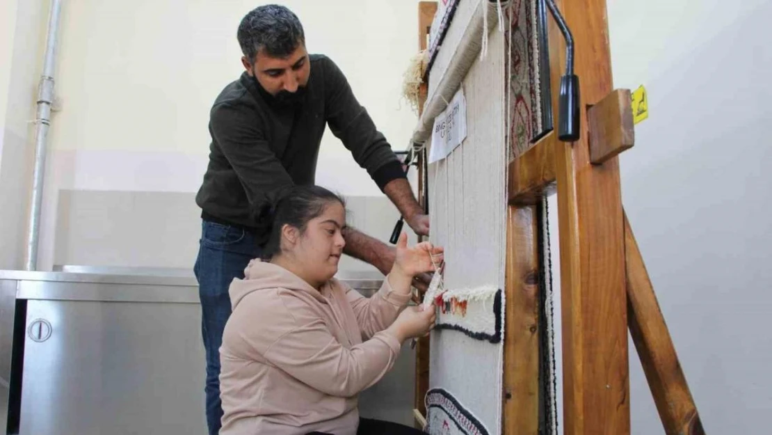 Özel öğrenciler asırlık teknikle halı dokuyor