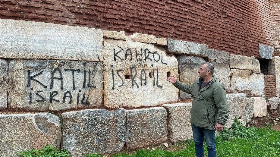 (Özel) Trajikomik protesto...2 bin yıllık surlara İsrail'in zulmünü kazıdılar