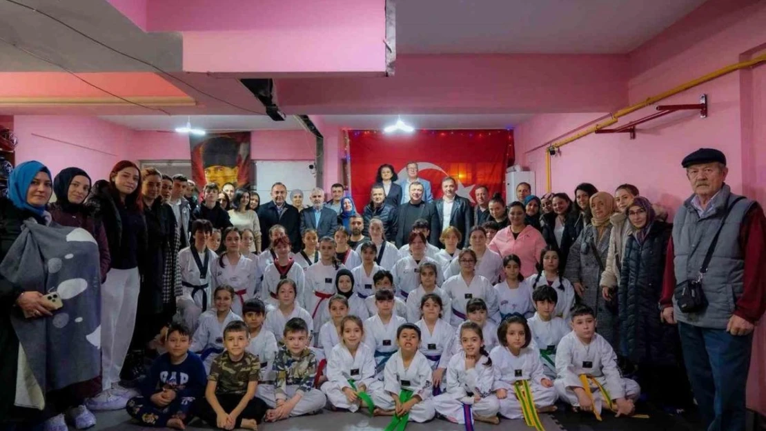 Özkan Alp minik taekwondocular ile buluştu