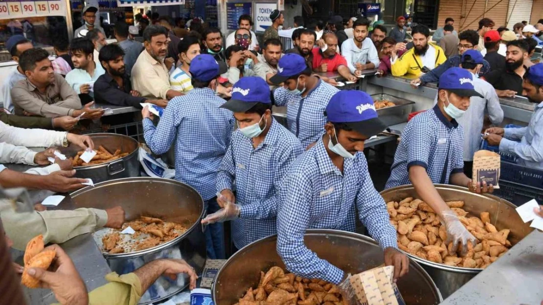 Pakistan'da ilk iftar yapıldı