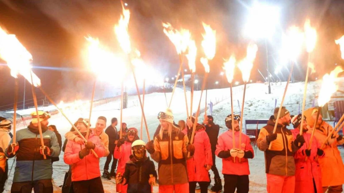 Palandöken'de tatilciler yeni yıla meşaleli kayak gösterisiyle girdi