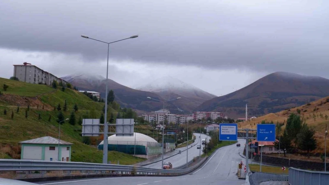 Palandöken'e yılın ilk karı yağdı