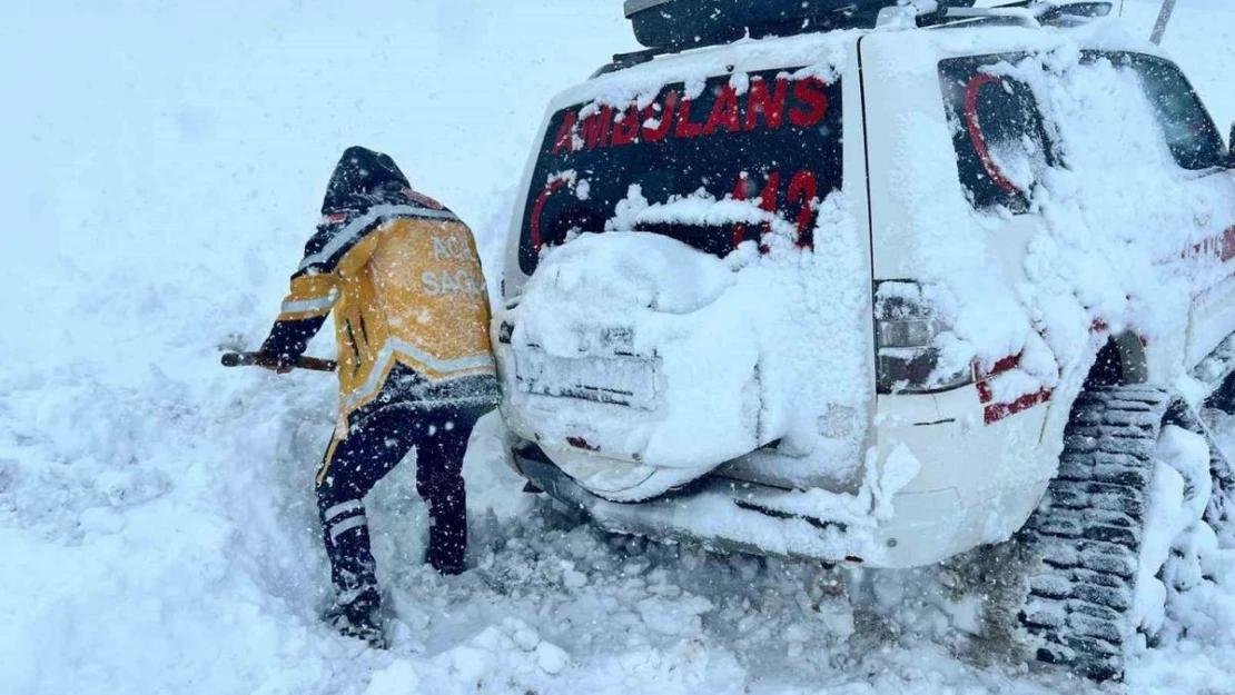 Paletli ambulans mahsur kaldı traktörle çektiler