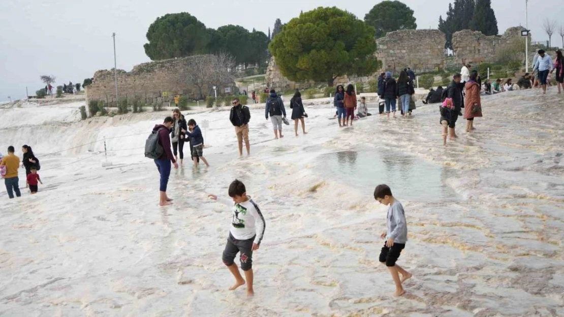 Pamukkale yılın son gününde yine göz kamaştırıyor