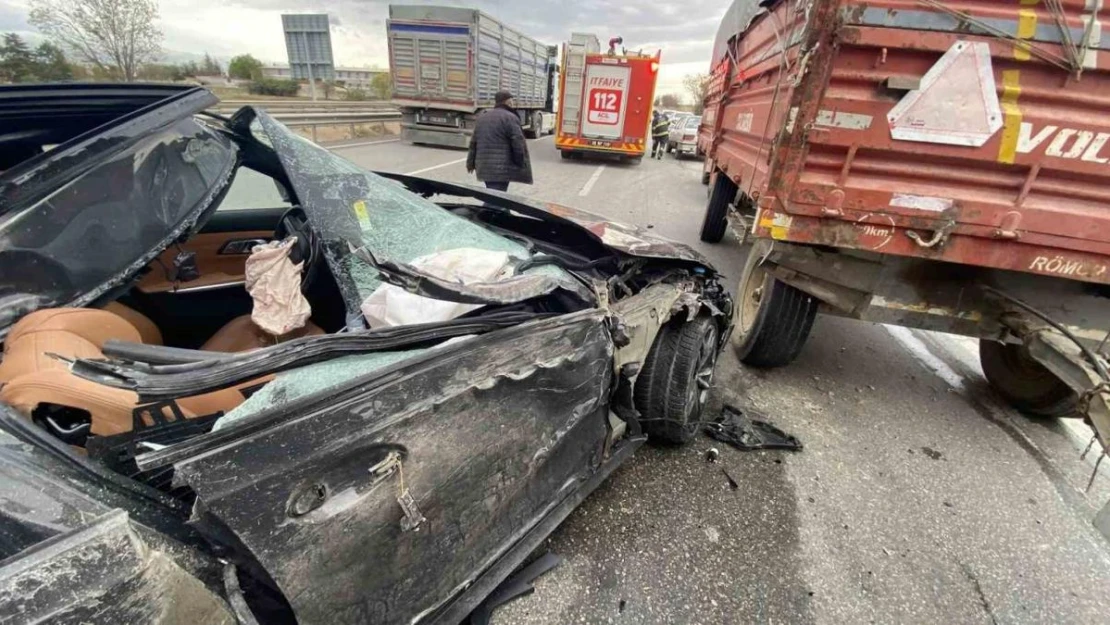 Pancar yüklü römorka çarpan otomobilin sürücüsü yaralandı