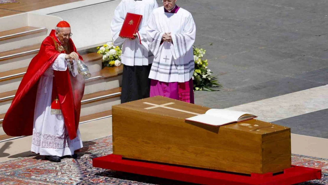 Papa Franciscus, 400 bin kişi tarafından son yolculuğuna uğurlandı