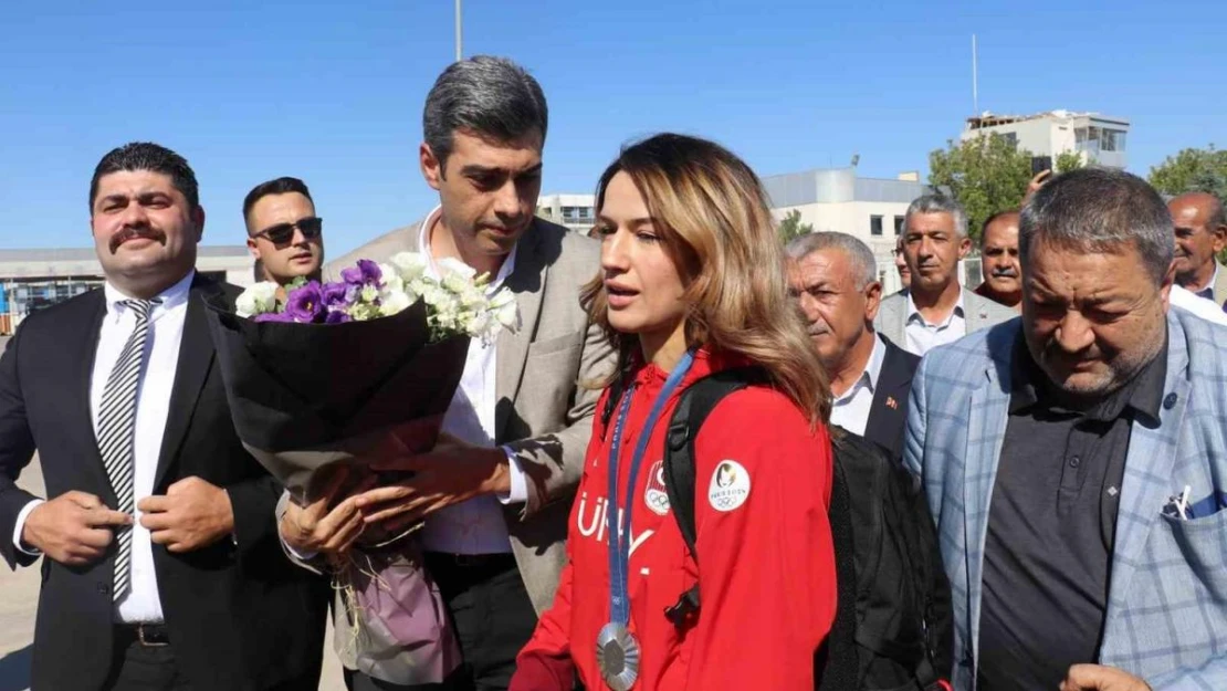 Paris Olimpiyatları'ndan başarı ile dönen milli boksör Hatice Akbaş'a coşkulu karşılama