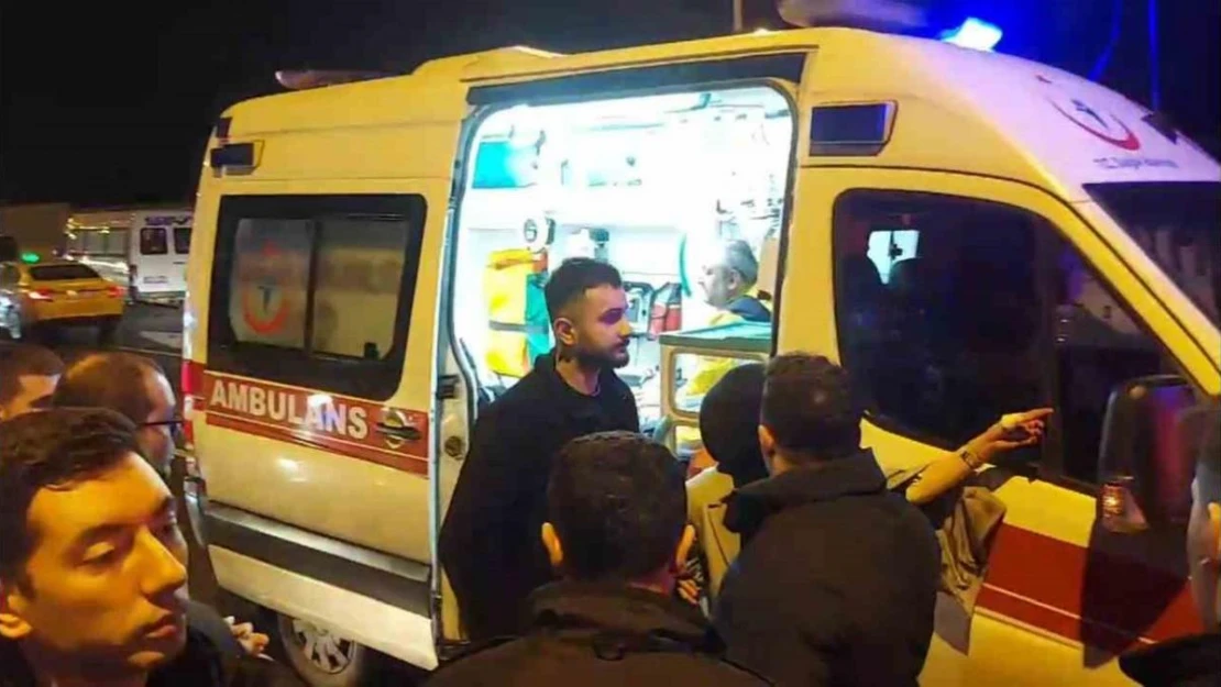 Park halindeki minibüse çarpan otomobil takla attı: 2 yaralı