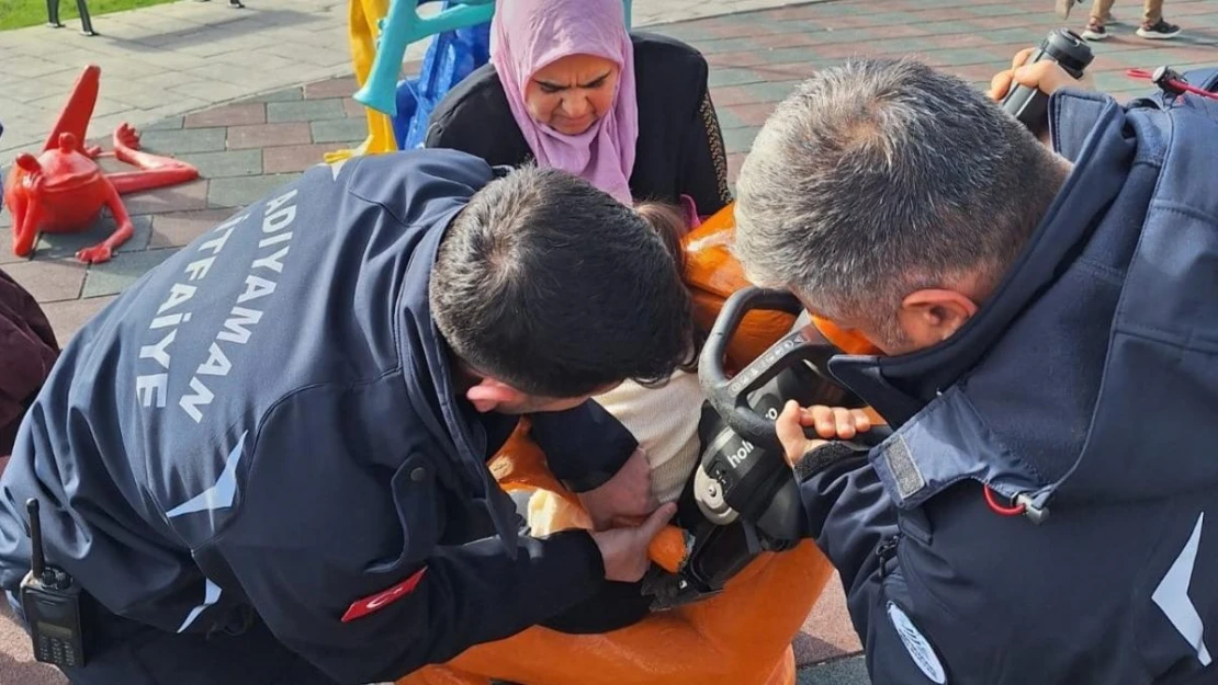 Parkta oyun aletine sıkışan çocuğu itfaiye ekipleri kurtardı