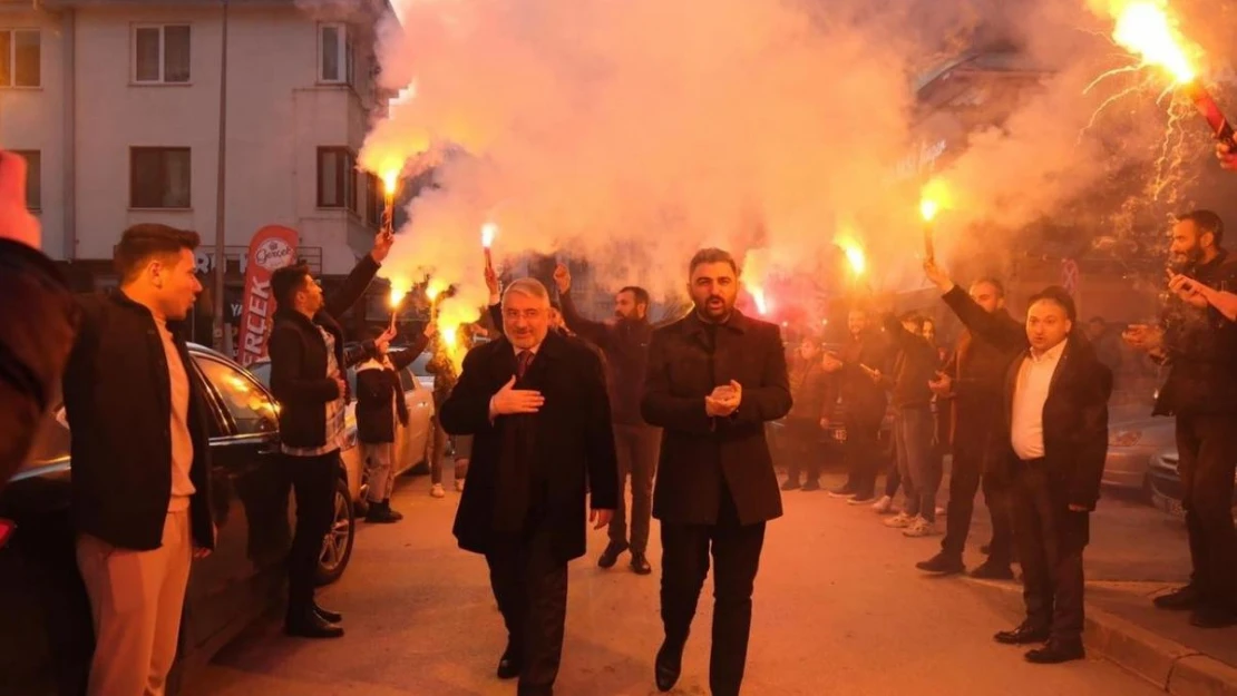 Partililer tarafından meşalelerle karşılanan Başkan Aşgın: 'Gecemiz gündüzümüz Çorum olacak'